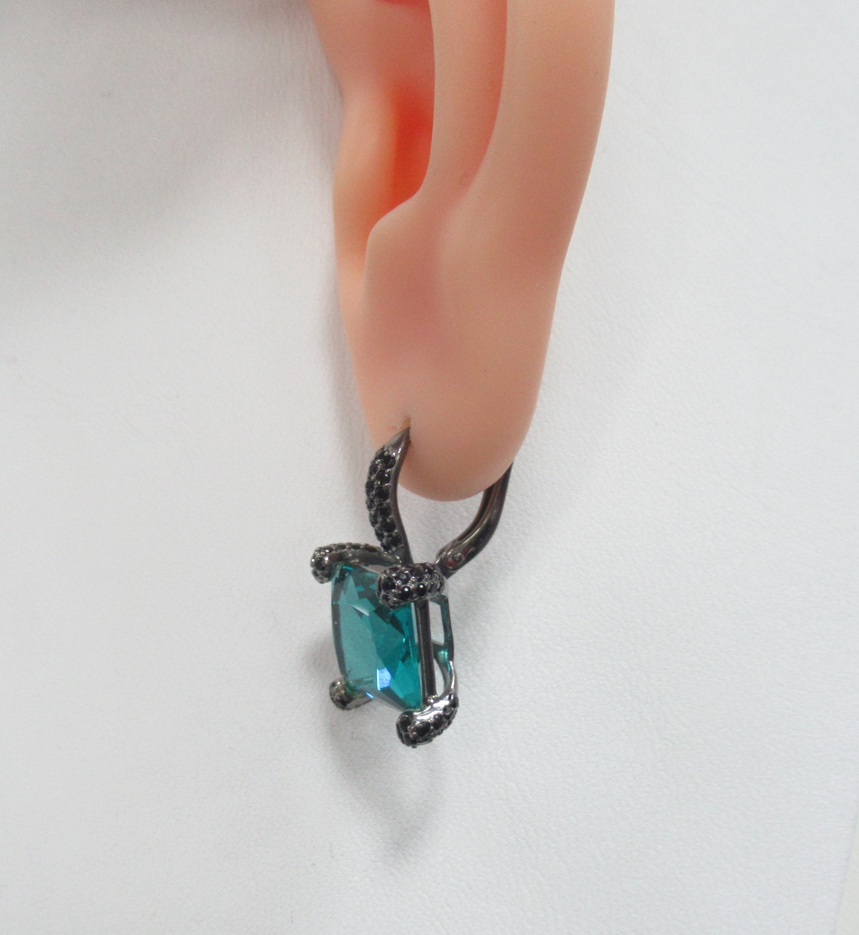 Серебряные серьги с ювелирным стеклом и шпинелью